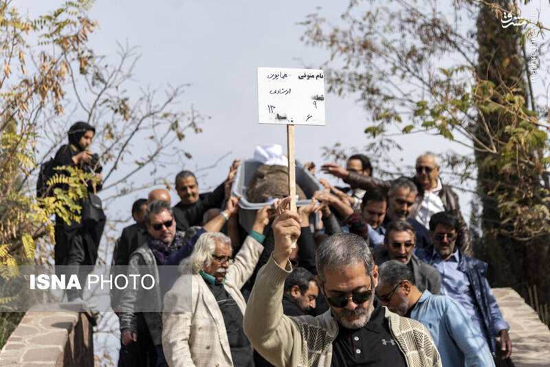 عکس / حضور چهره‌ها در تشییع پیکر "همایون ارشادی" 16