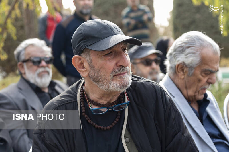 عکس / حضور چهره‌ها در تشییع پیکر "همایون ارشادی" 30