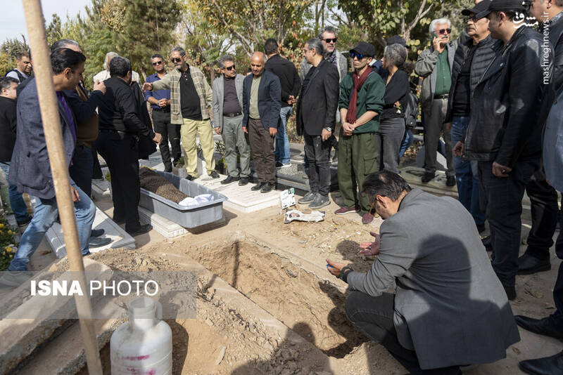 عکس / حضور چهره‌ها در تشییع پیکر "همایون ارشادی" 27