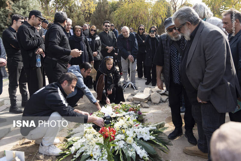 عکس / حضور چهره‌ها در تشییع پیکر "همایون ارشادی" 35