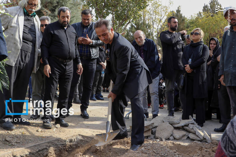 عکس / حضور چهره‌ها در تشییع پیکر "همایون ارشادی" 19