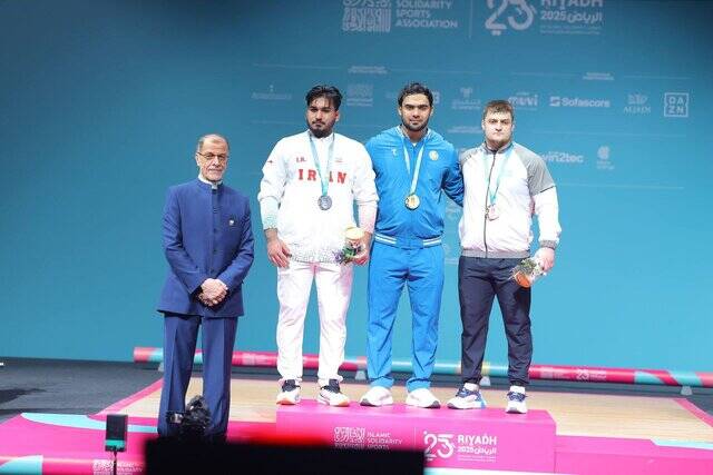 نقره دوضرب بر گردن وزنه‌بردار ایران