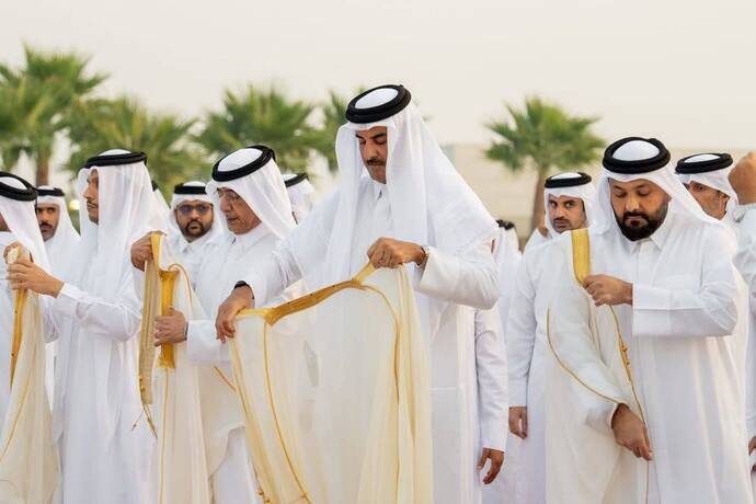 تصاویری از امیر قطر در حال خواندن نماز باران