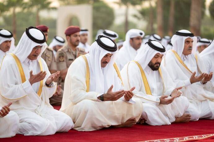 تصاویری از امیر قطر در حال خواندن نماز باران