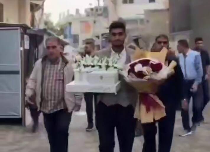  میان ویرانه‌ها هم زندگی راه خودش را پیدا می‌کند