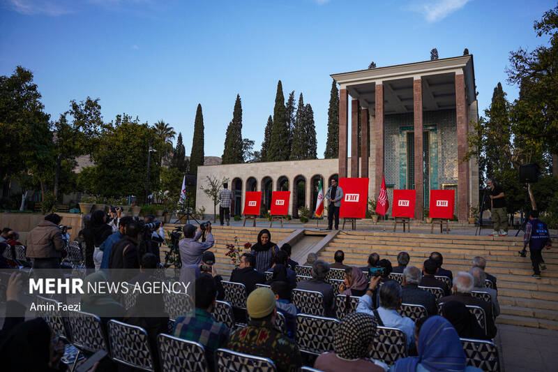 عکس / رونمایی از پوستر جشنواره جهانی فیلم فجر 11