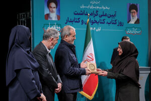 فیلم / اهدا جایزه ملی "همخوان" به برگزیدگان توسط رئیس‌جمهور