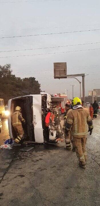 واژگونی مینی‌بوس سرویس کارکنان یکی از مراکز صنعتی در تهران