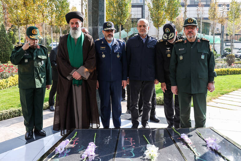 عکس / حضور رئیس جمهور در نشست شورای راهبردی وزارت دفاع 3