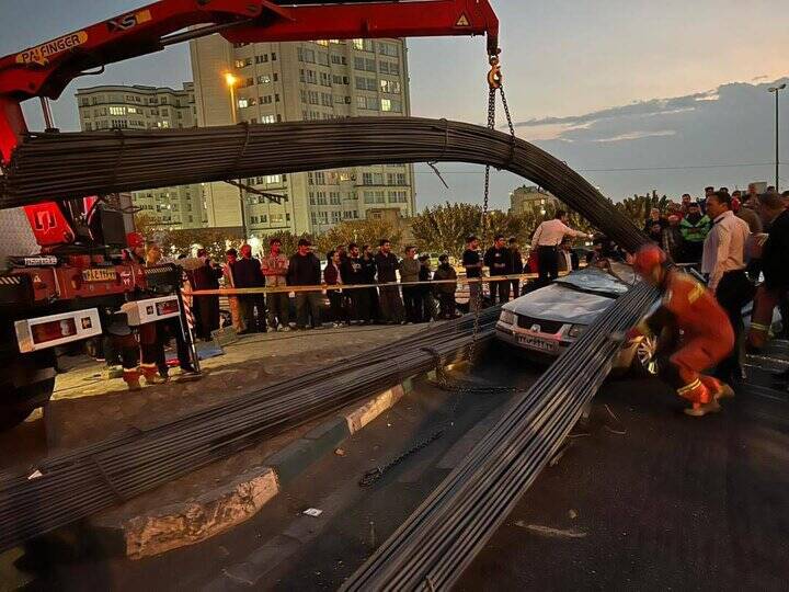 واژگونی کامیون حامل میلگرد در کوهسار