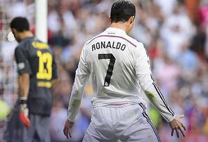 فیلم/ ادای احترام به اسطوره؛ یاد رونالدو در برنابئو بار دیگر زنده شد