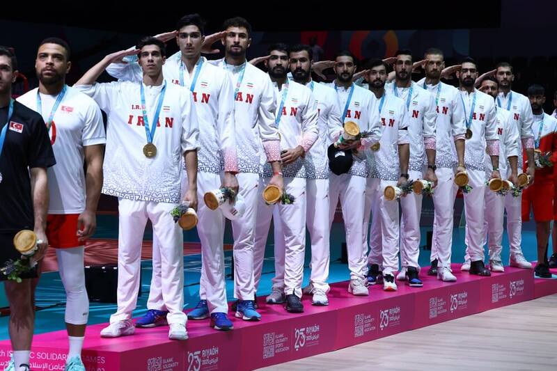 کسانی که سر سفره والیبال هستند به بقیه خط ندهند!