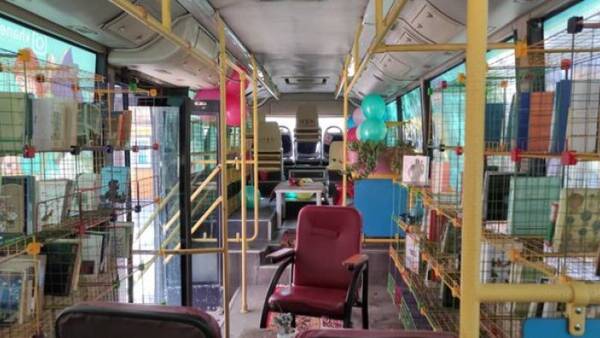 حدادعادل: کتابخانه سیار کمبود کتابخانه‌ را جبران می‌کند