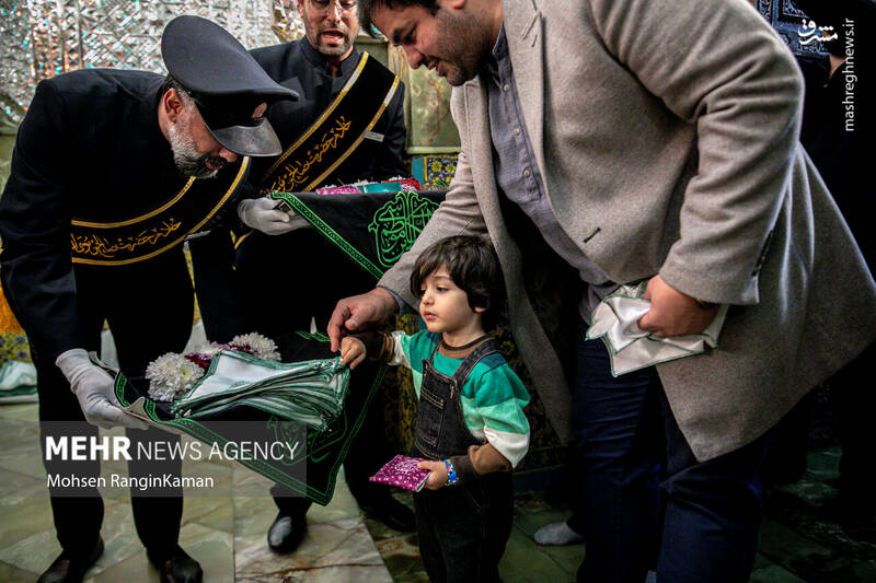 عکس / آیین غبارروبی ضریح آستان مقدس امامزاده صالح (ع) 7