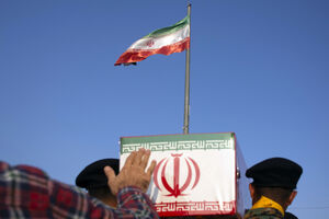 عکس/ استقبال مردم سمنان از پیکر ۸ شهید گمنام