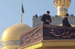 فیلم / نصب کتیبه‌های فاطمیه در حرم رضوی