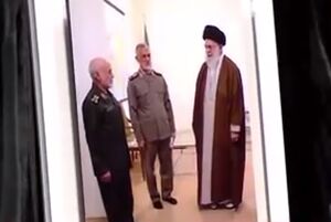 فیلم/ اهدای قاب عکس ویژه به همسر سپهبد شهید رشید