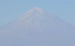 عکس/ قله دماوند ایستاده در غبار