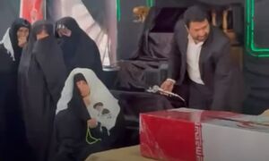 فیلم/ دلتنگی‌های مادرانه در کنار پیکر شهید گمنام