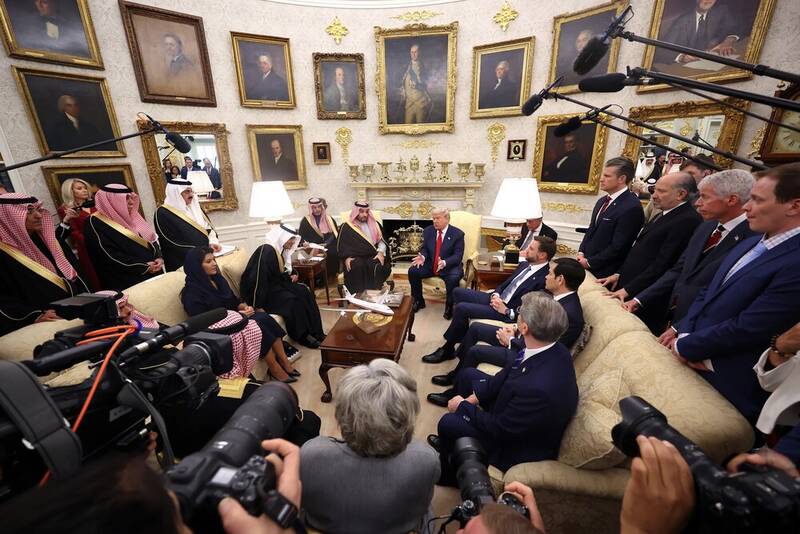 كاخ،سفيد،بروس،وحشتناك،شبكه،رئيس،پرسيدن،آنتن،ديوانه،سوال،بيانيه