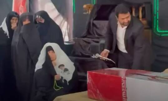 فیلم/ دلتنگی‌های مادرانه در کنار پیکر شهید گمنام