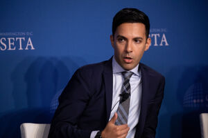 مخالفان «تسلیم» در زمین اسراییل بازی می کنند!/ وقتی عامل اطلاعاتی - دیپلماتیک "سیا" سرخط تبلیغاتی تعیین می کند + عکس و فیلم