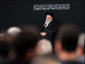 ورود رهبر انقلاب به حسینیه امام خمینی (ره) در شب اول مراسم شهادت حضر زهرا (س)