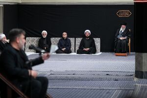 ورود رهبر انقلاب به حسینیه امام خمینی(ره) در شب اول مراسم شهادت حضرت زهرا(س)