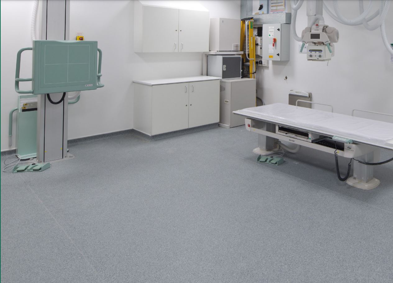 دلیل الزام استفاده از کفپوش بیمارستانی کانداکتیو برای اتاق های عمل چیست؟