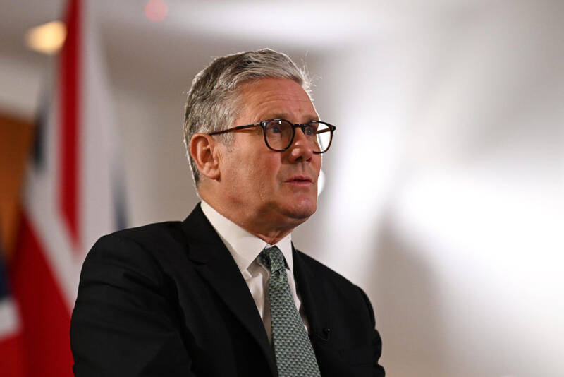 فیلم/ نخست وزیر انگلیس زمین خورد!