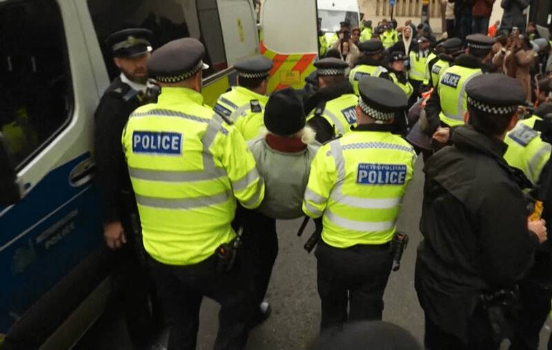 فیلم/ پلیس انگلیس یک عروسک را دستگیر کرد!