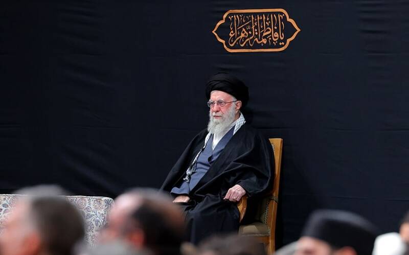 ورود رهبر انقلاب به حسینیه امام خمینی(ره) در شب دوم مراسم شه ...