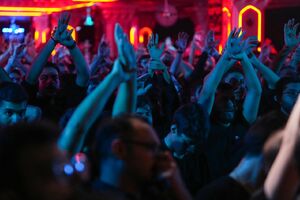 فیلم / اجرای حرکت نمادین غدیر در هیئت حاج محمود کریمی