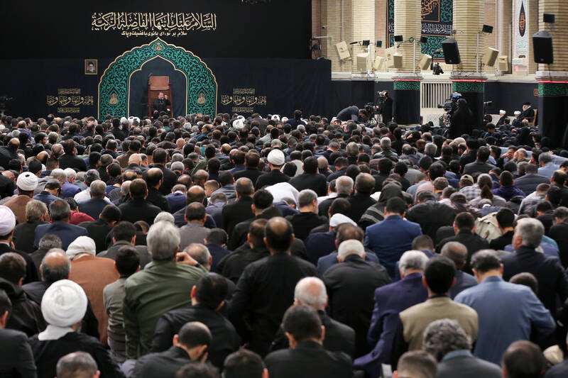 فیلم/ گوشه‌ای از دومین شب مراسم فاطمیه در حسینیه امام خمینی(ره)