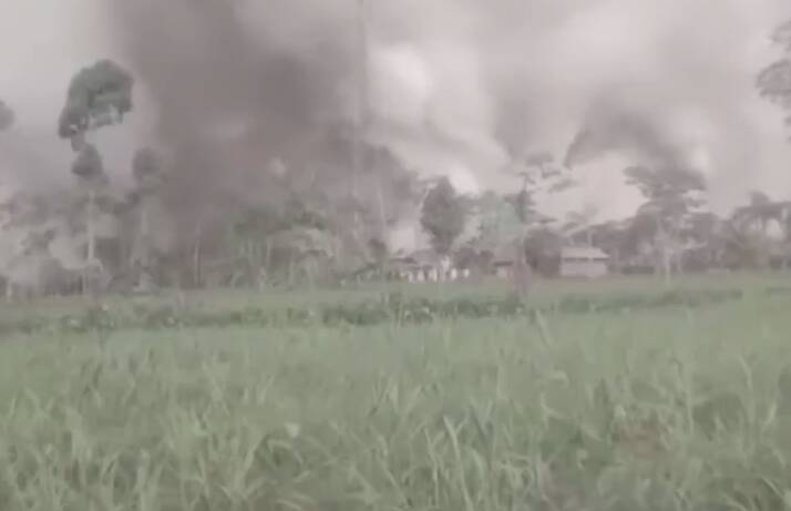 فیلم/ فوران انفجاری آتشفشان در اندونزی