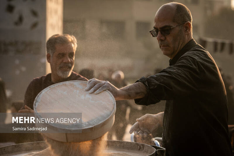 آیین سنتی سمنوپزان در میدان امام حسین (ع)