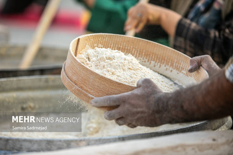 آیین سنتی سمنوپزان در میدان امام حسین (ع)