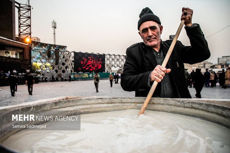 آیین سنتی سمنوپزان در میدان امام حسین (ع)