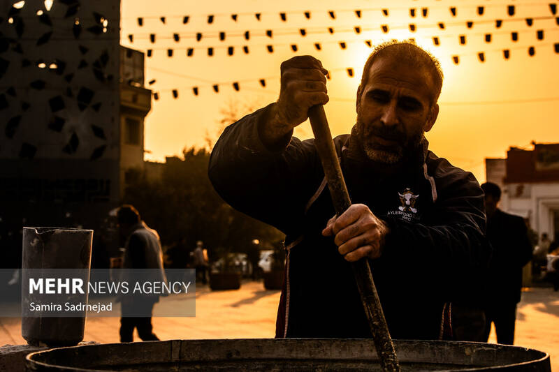 آیین سنتی سمنوپزان در میدان امام حسین (ع)