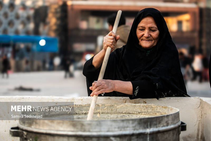 آیین سنتی سمنوپزان در میدان امام حسین (ع)