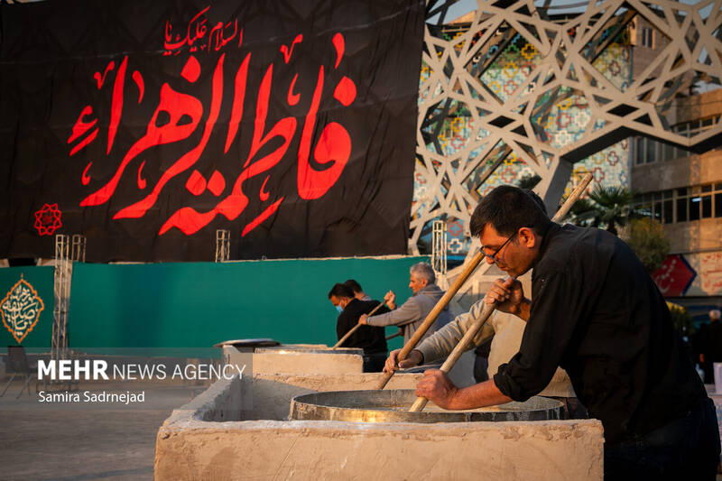 آیین سنتی سمنوپزان در میدان امام حسین (ع)