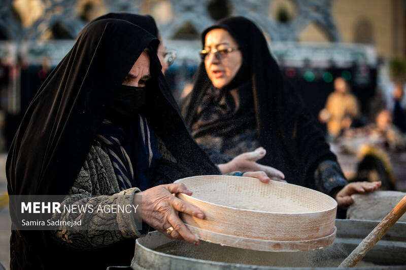 آیین سنتی سمنوپزان در میدان امام حسین (ع)