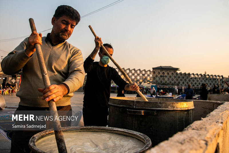 آیین سنتی سمنوپزان در میدان امام حسین (ع)