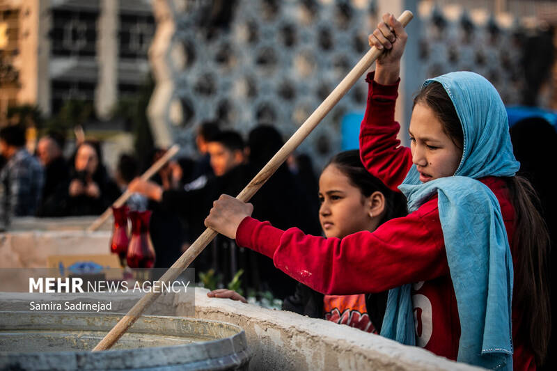 آیین سنتی سمنوپزان در میدان امام حسین (ع)