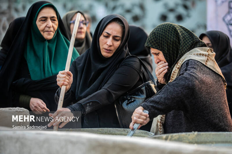 آیین سنتی سمنوپزان در میدان امام حسین (ع)