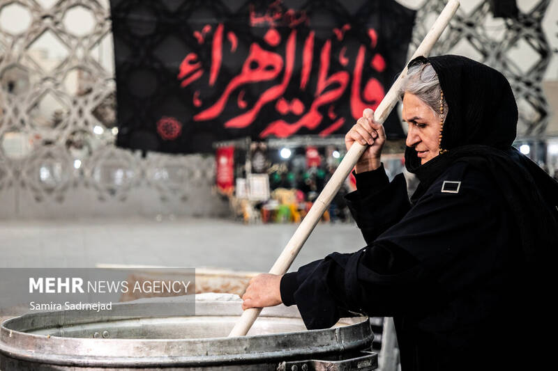 آیین سنتی سمنوپزان در میدان امام حسین (ع)