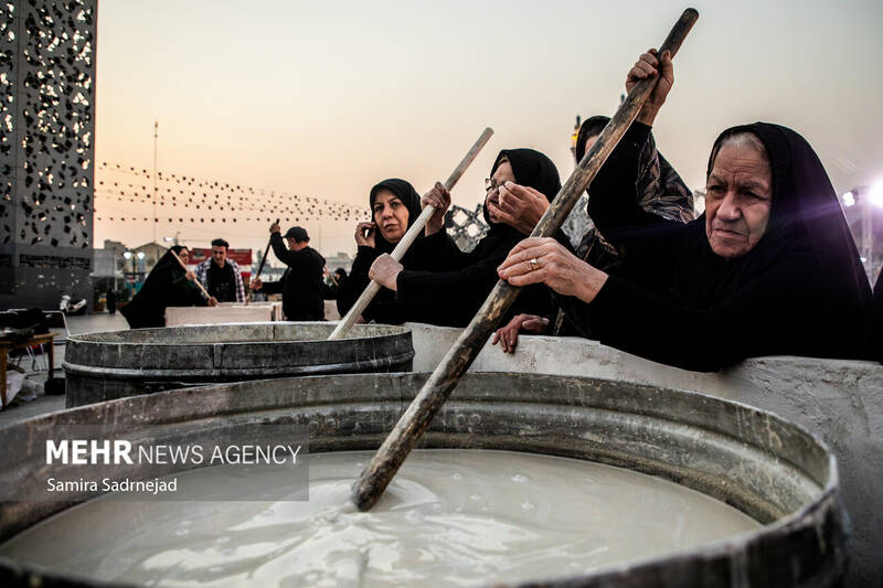 آیین سنتی سمنوپزان در میدان امام حسین (ع)