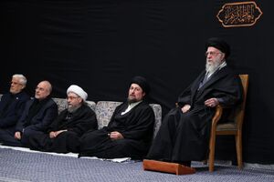 فیلم / لحظه ورود رهبر انقلاب به حسینیه امام خمینی (ره)