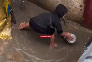 فیلم/ تلاش کودک فلسطینی برای تخلیه آب باران از چادر در غزه