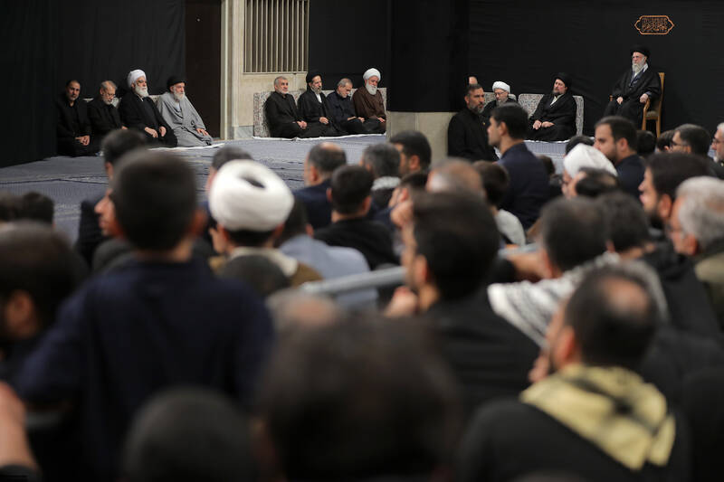 فیلم/ پنجره متفاوتی از مراسم شام غریبان حضرت زهرا(س)در حسینیه امام(ره)